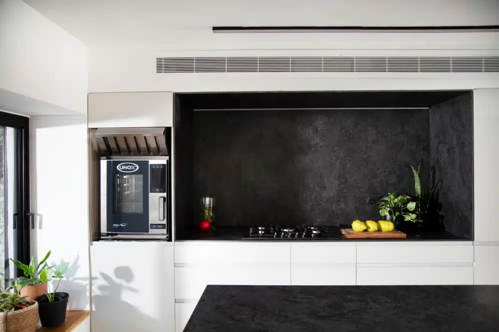 מטבח בשני חלקים