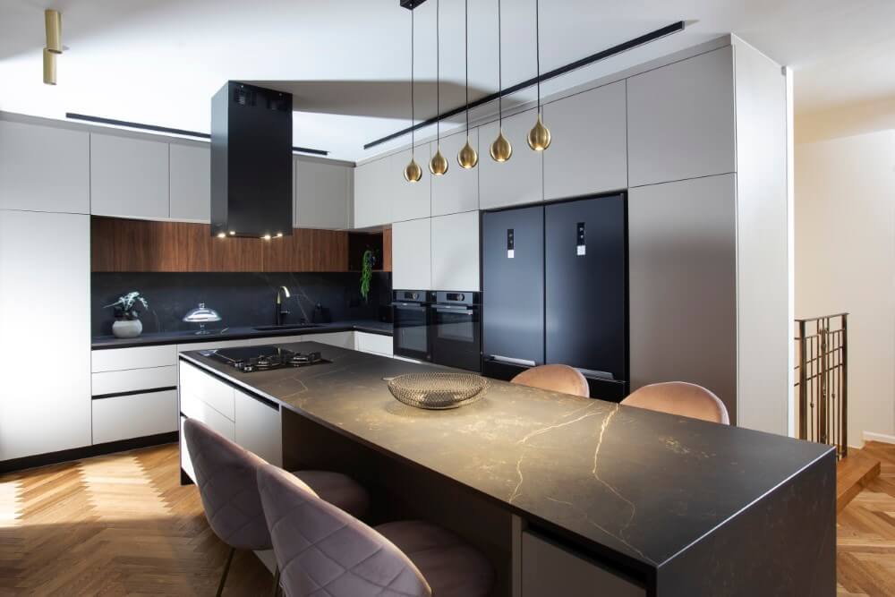 מטבח אקלקטי שמשלב בין מראה בר שכונתי ובין מראה מוקפד