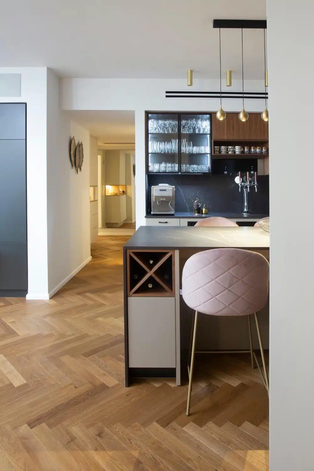 מטבח אקלקטי שמשלב בין מראה בר שכונתי ובין מראה מוקפד