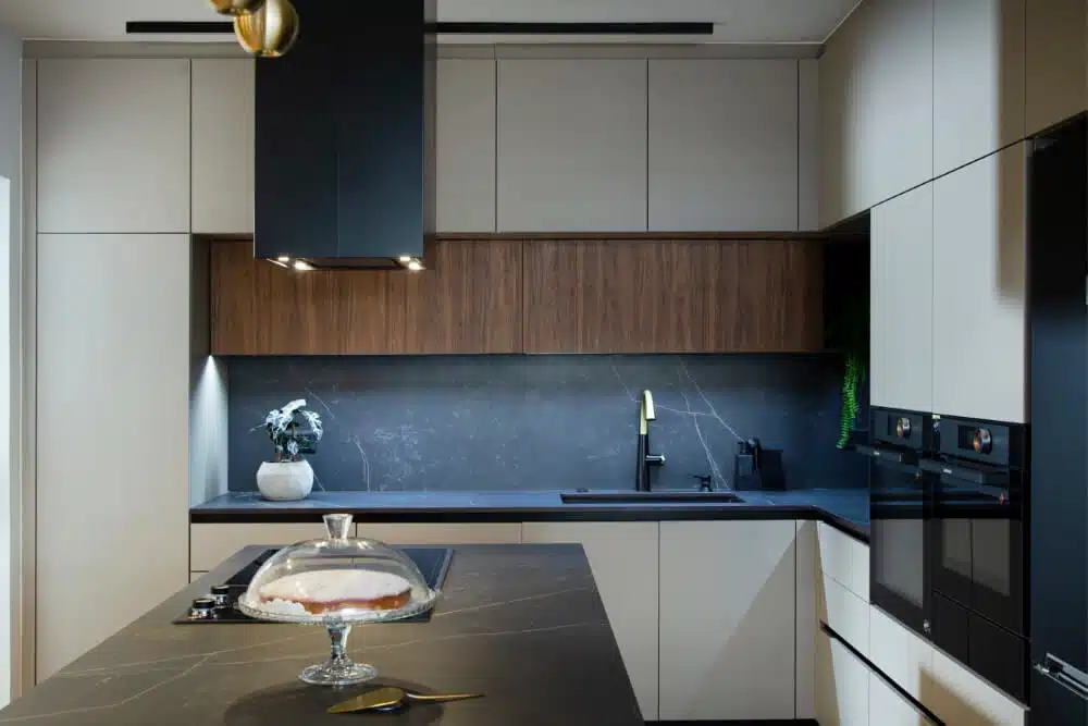 מטבח אקלקטי שמשלב בין מראה בר שכונתי ובין מראה מוקפד