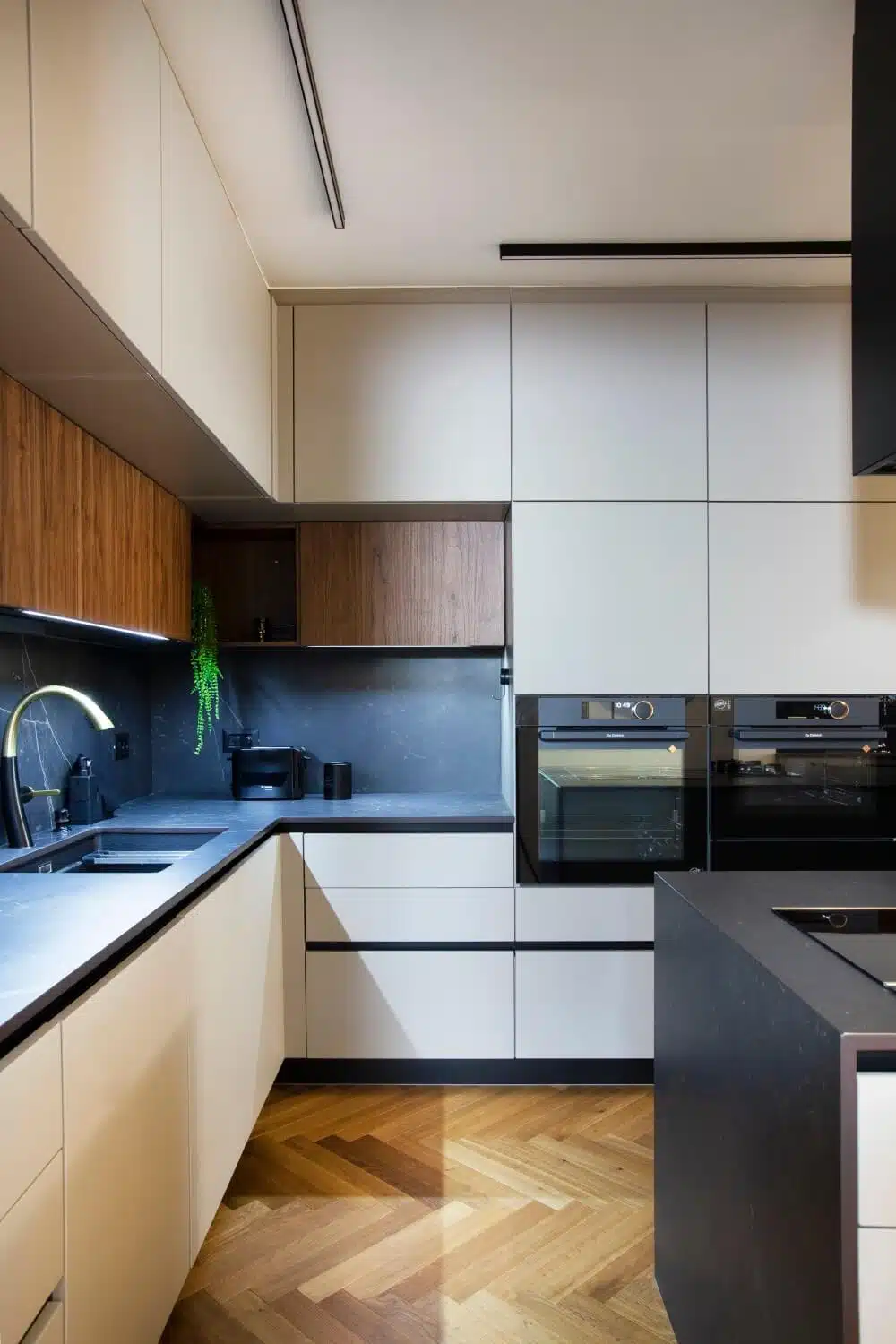 מטבח אקלקטי שמשלב בין מראה בר שכונתי ובין מראה מוקפד