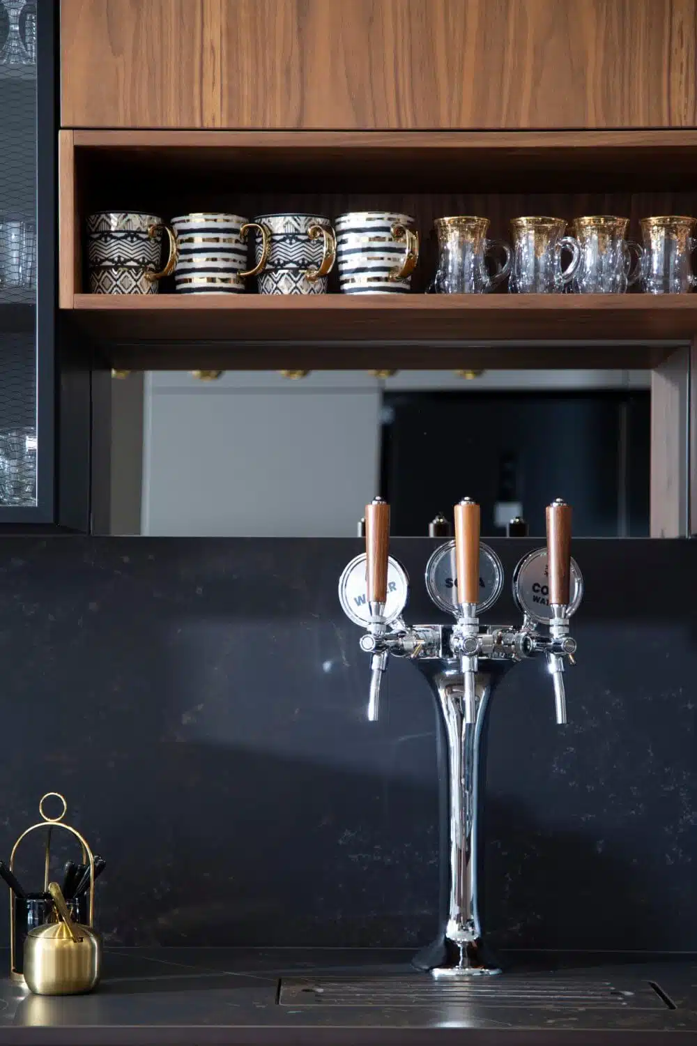 מטבח אקלקטי שמשלב בין מראה בר שכונתי ובין מראה מוקפד