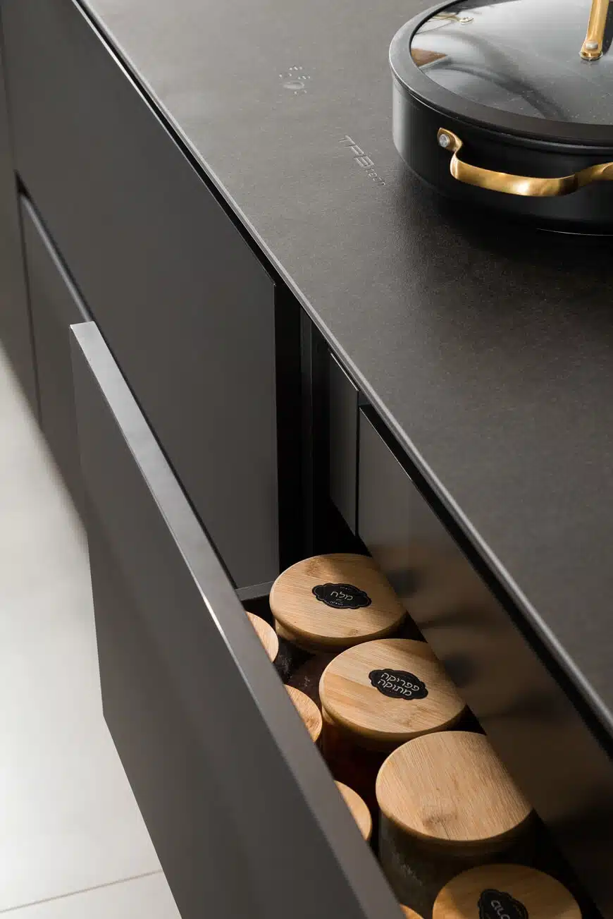 מגירות תבלינים – יחידה בתוך עגלת בקבוקים