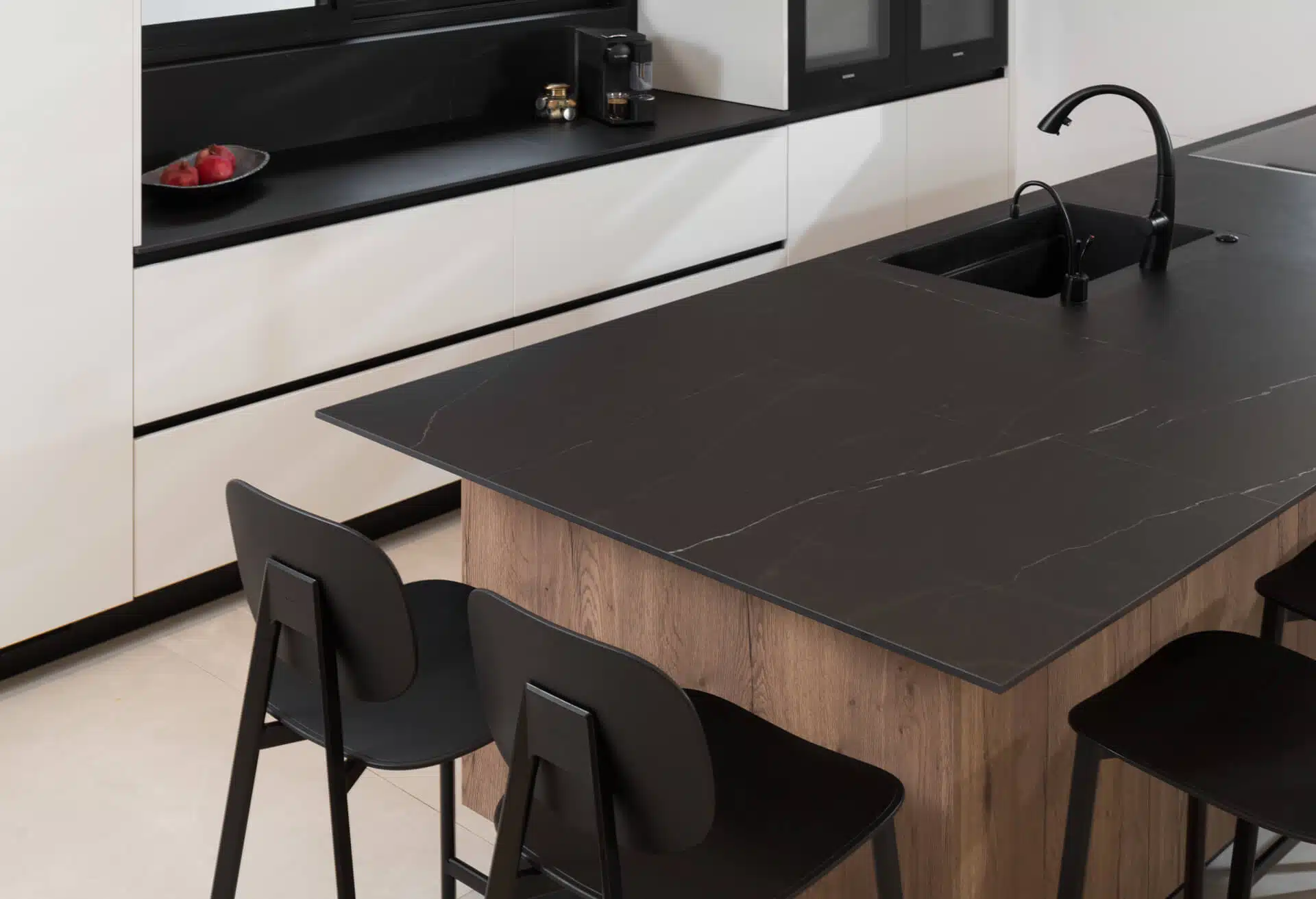 מגירות עם פתיחה בלחיצה ומגירות עם פתיחה במשיכה