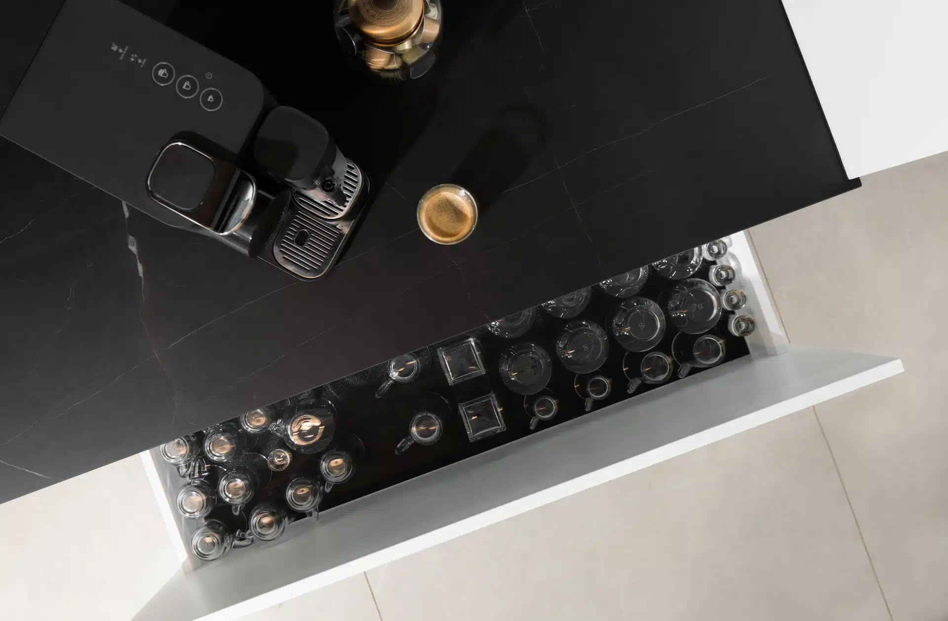 מגירות עם פתיחה בלחיצה ומגירות עם פתיחה במשיכה