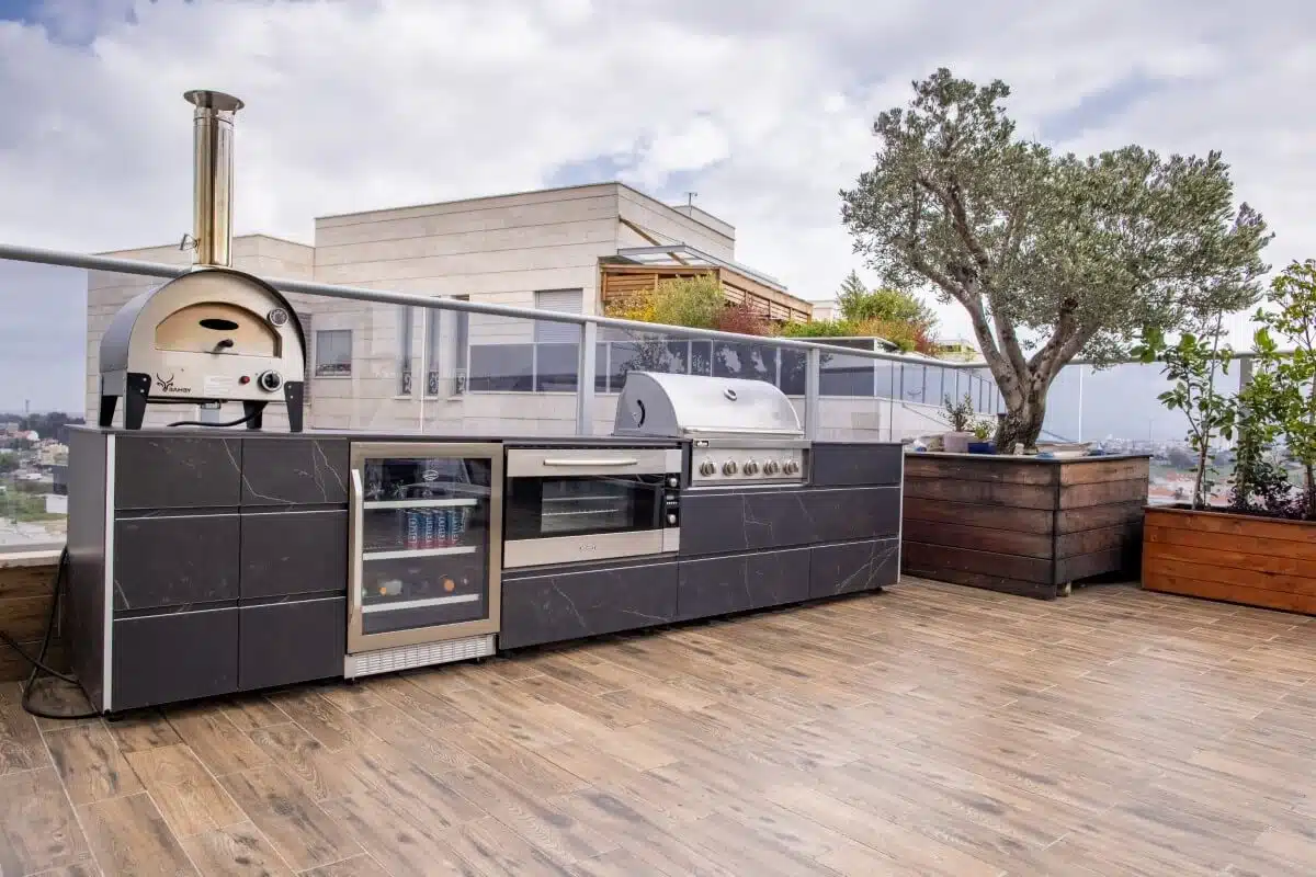 מטבח חוץ עם מקרר ותנור