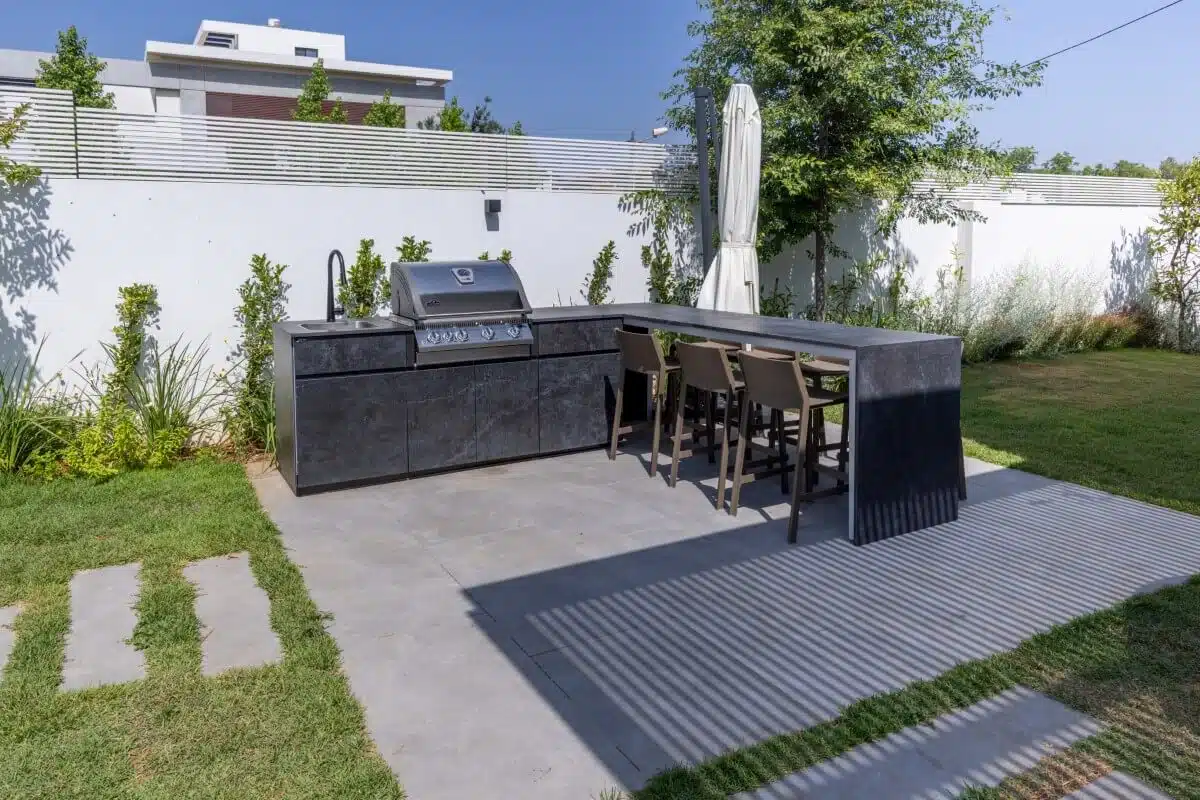 מטבח חוץ בצורת ר