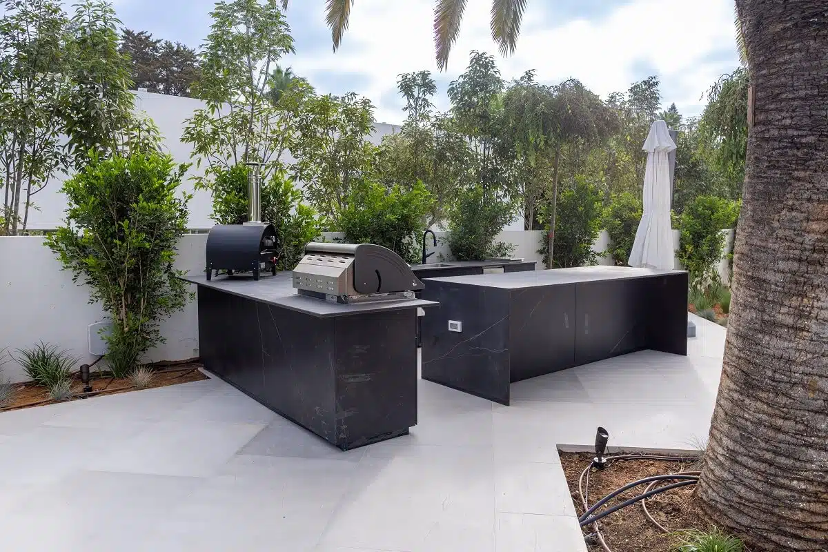 מטבח חוץ בשני חלקים