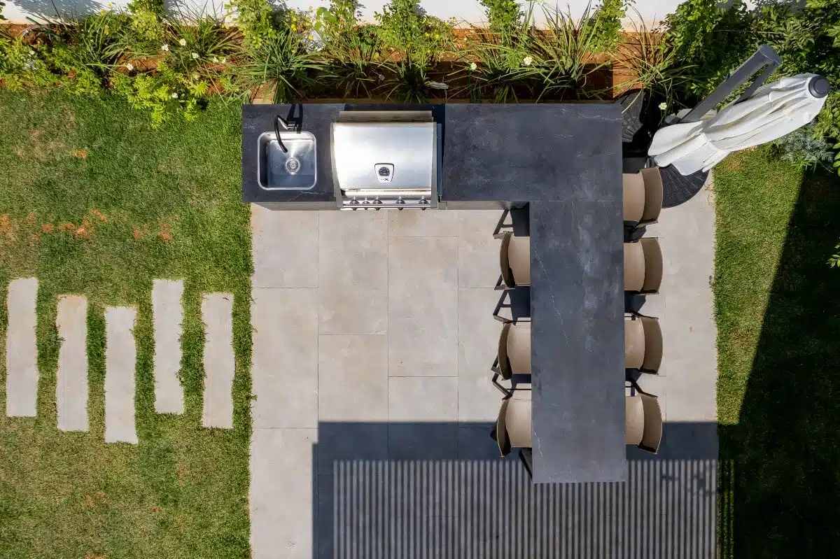 מטבח חוץ בצורת ר