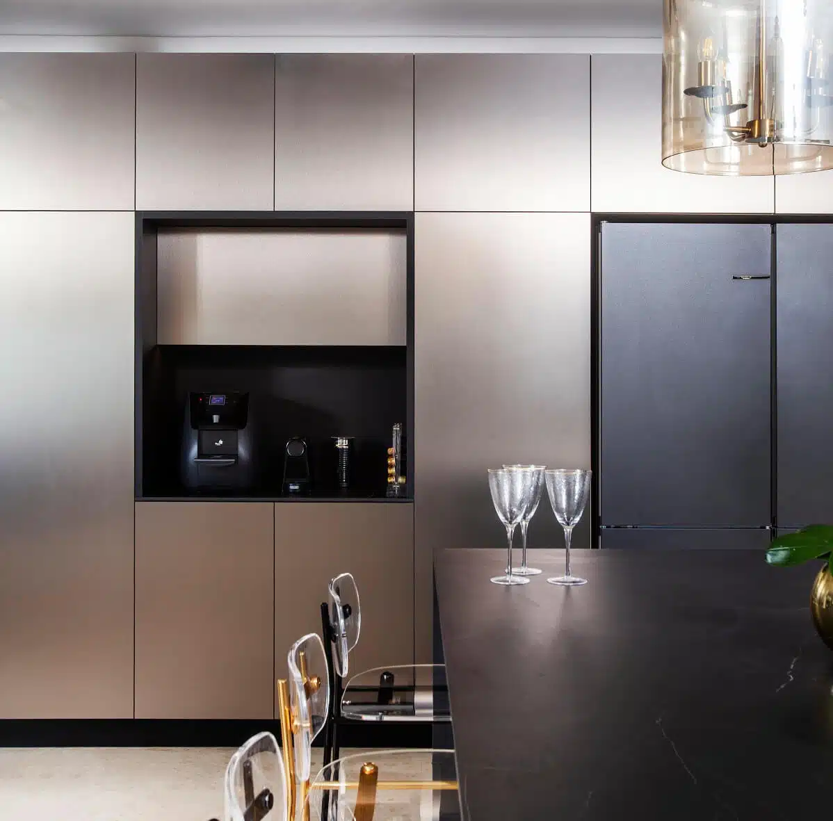 מטבח בצבעי מטאל